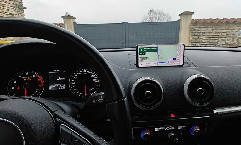 Une voiture avec un téléphone servant de GPS.