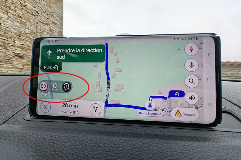 Un téléphone qui indique le chemin à suivre.