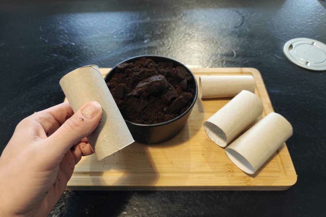 Faire des buchettes de combustible avec du marc de café.