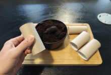 Faire des buchettes de combustible avec du marc de café.