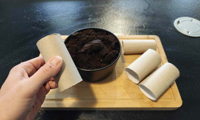 Faire des buchettes de combustible avec du marc de café.