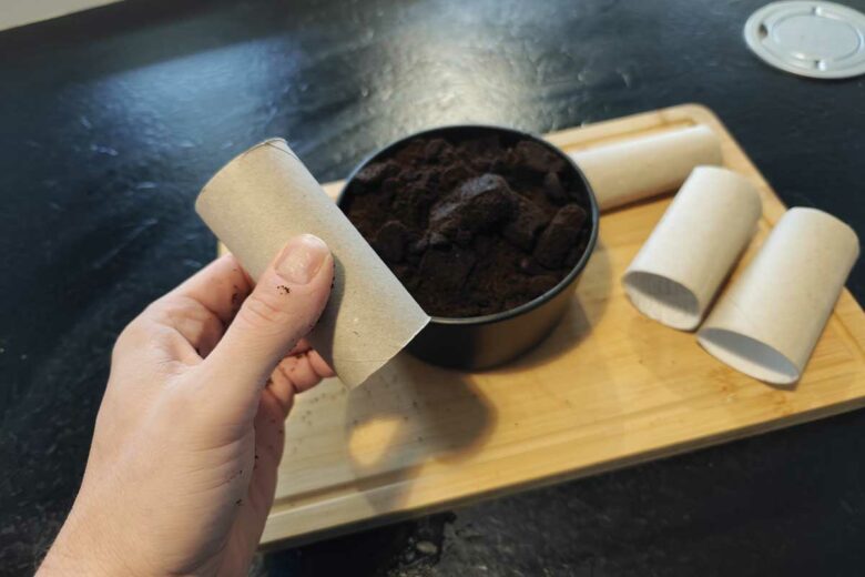 Une personne fabrique des buchettes avec du marc de café.