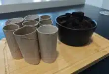 Des buches de combustibles avec du marc de café et des rouleaux de papier toilette.
