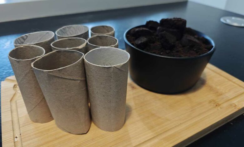Des buches de combustibles avec du marc de café et des rouleaux de papier toilette.