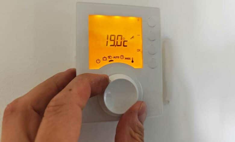 Réglage de la température sur le thermostat.