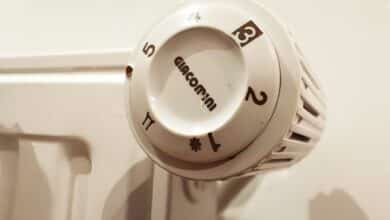 Un thermostat de radiateur avec le symbole d'un flocon.