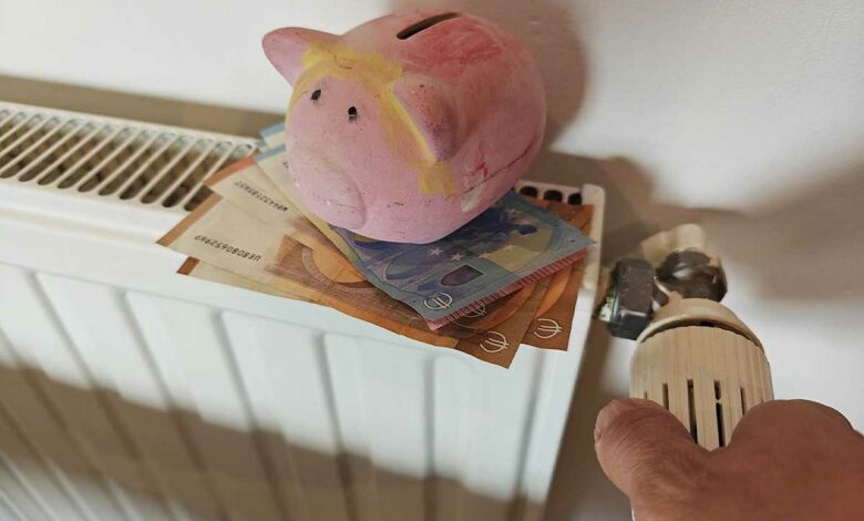 Une tirelire et des billets sur un radiateur.