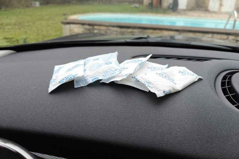 Des sachets de gel de silice sur un tableau de bord.