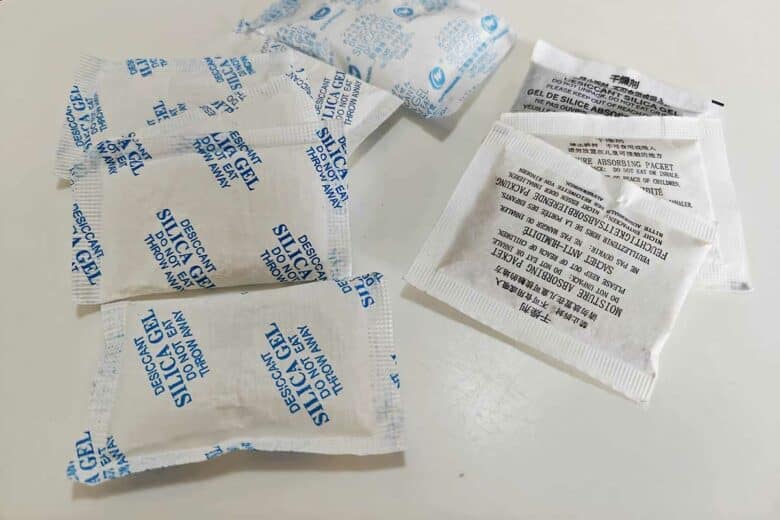 Quelques sachets de gel de silice.