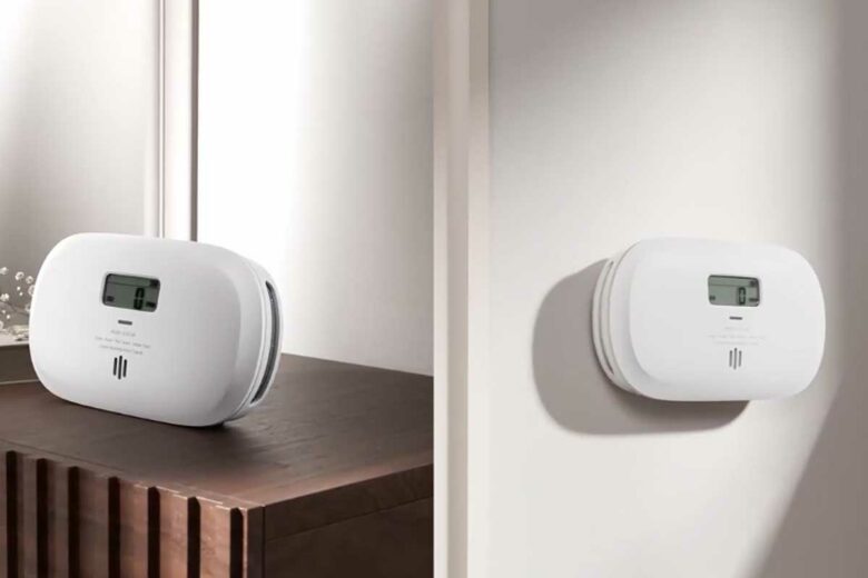 Un détecteur de monoxyde de carbone posé sur un meuble et un autre installé au mur.