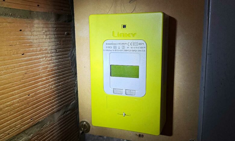 Un compteur Linky dans une cage d'escalier.