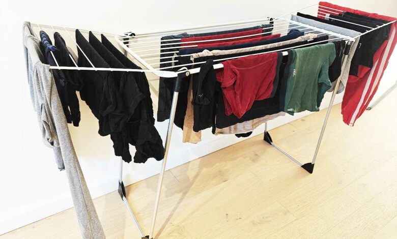 Du linge qui sèche sur un étendoir en intérieur.