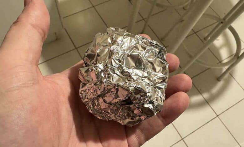 Une boule d'aluminium dans la main.