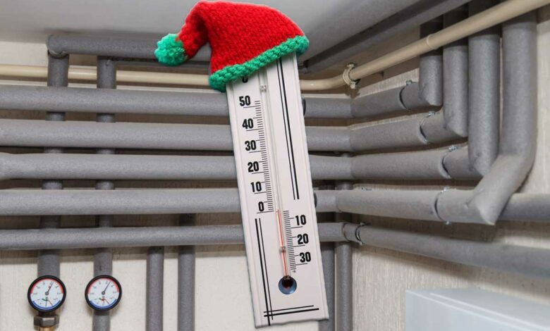 Isolation des tuyaux avec des gaines thermiques contre le froid.
