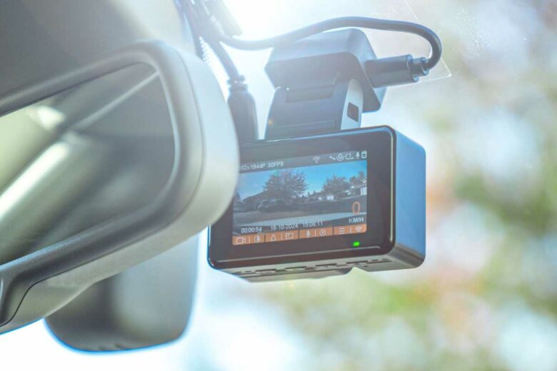 Une dashcam qui filme derrière un pare-brise.