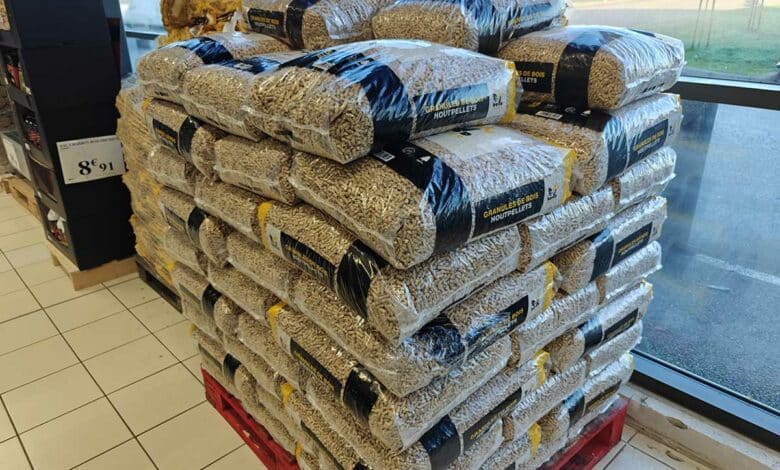 Une palette de pellets de bois.