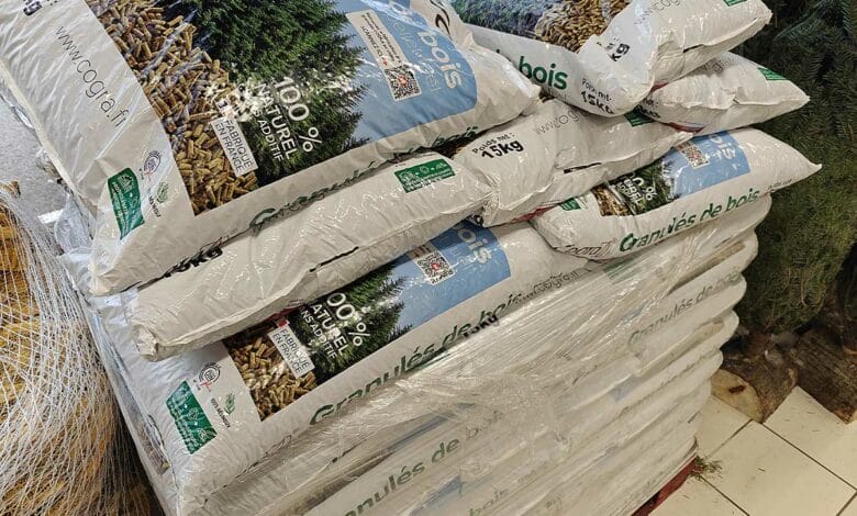 Une palette de pellets de bois.