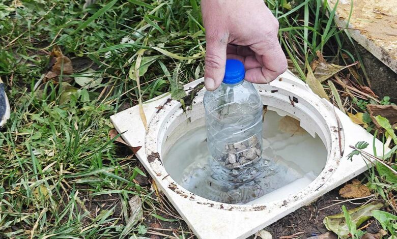 Une bouteille en plastique placée dans un skimmer.