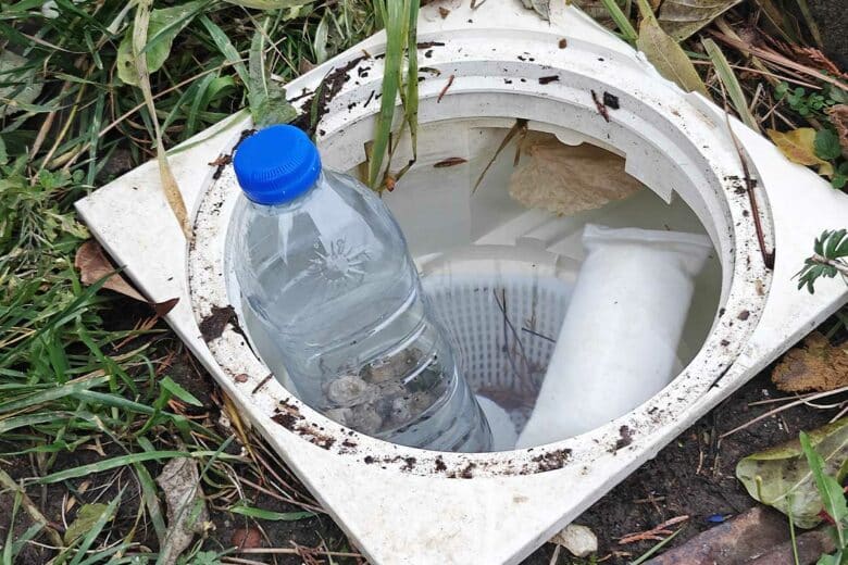 Une bouteille plastique pour protéger du gel.