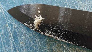 Une planche à découper en plastique peut être une source de microplastiques.