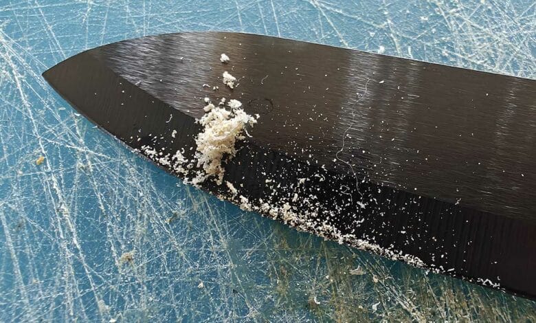 Une planche à découper en plastique peut être une source de microplastiques.