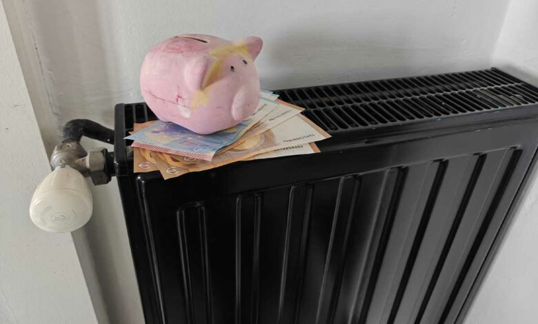 Un radiateur avec une tirelire et des billets de banque.