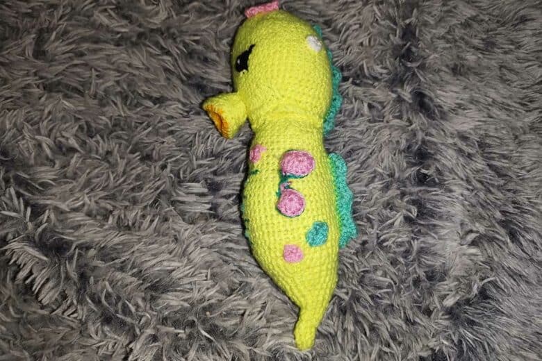 Une petite figurine réalisée en crochet.