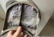 Le filtre su sèche-linge avec des peluches textiles.