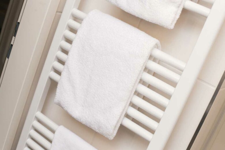 Un sèche serviette dans une salle de bain.