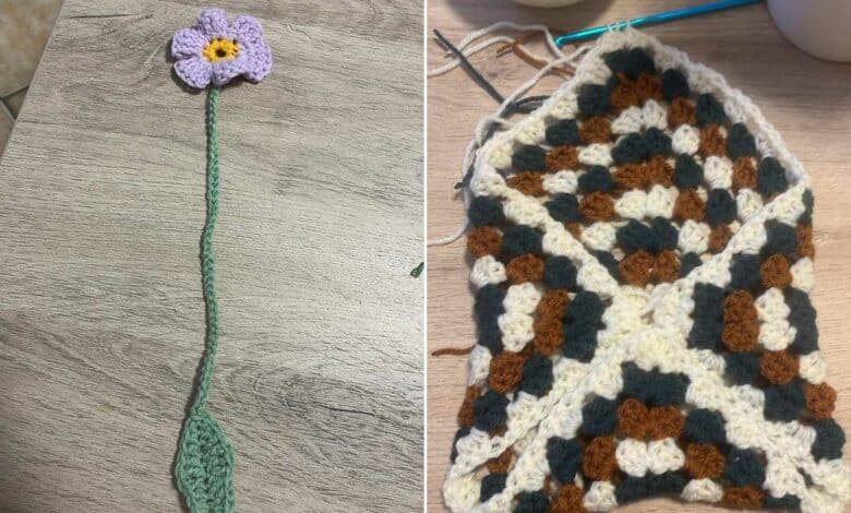 Un marque-page en forme de fleur et une pochette en crochet.