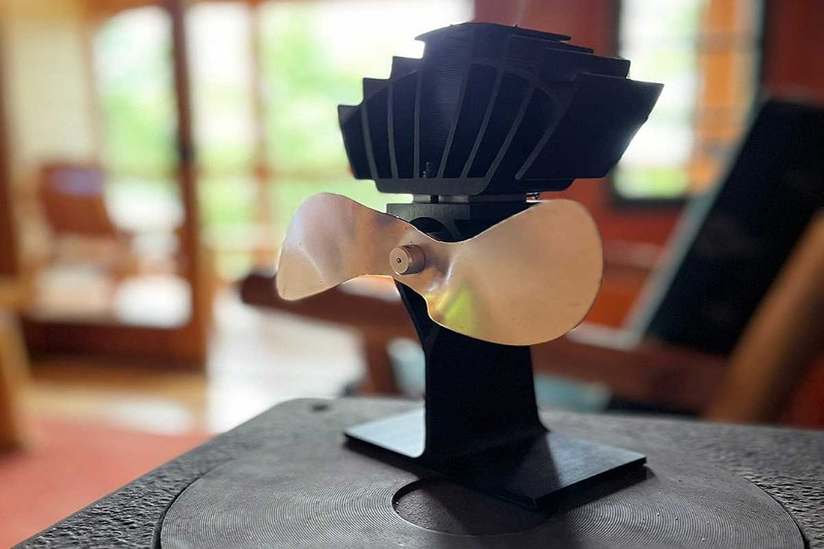 Un ventilateur qui se place sur le poêle.