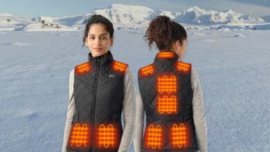 Une femme qui porte une veste chauffante.