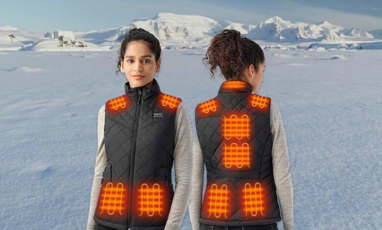 Une femme qui porte une veste chauffante.