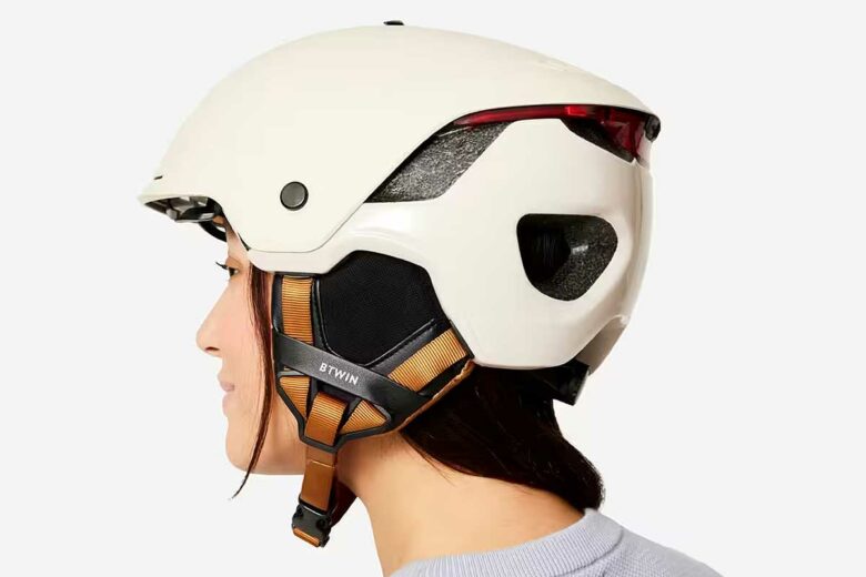 Un casque de vélo Decathlon.