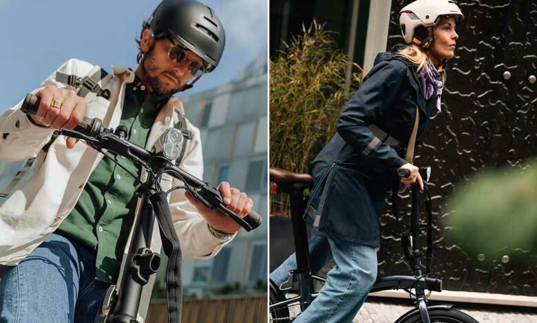 Deux personnes portant un casque de vélo.