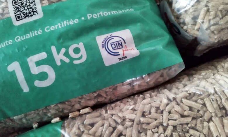 Gros plan sur un sac de granulés de bois.