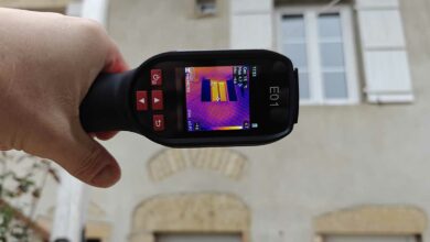 Détection des déperditions de chaleur d'un bâtiment à l'aide d'une caméra thermique.