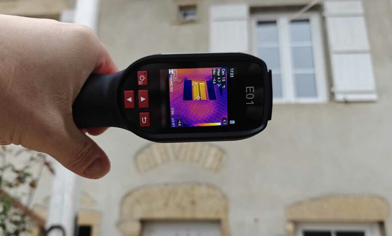 Détection des déperditions de chaleur d'un bâtiment à l'aide d'une caméra thermique.