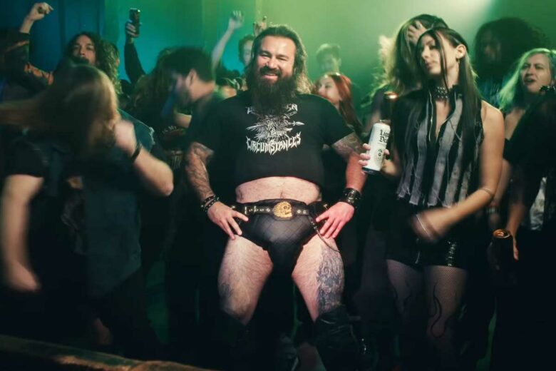 Un festivalier qui porte une couche en cuir Liquid Death.