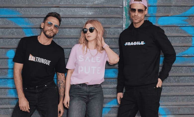 Des vêtements qui portent des insultes que reçoit l'artiste.