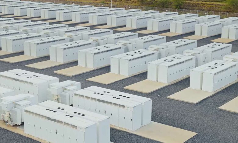 Un parc de stockage d'énergie avec des Tesla Megapack.
