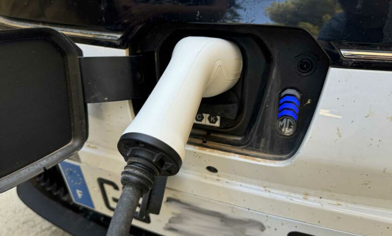 Une voiture électrique en chargement.