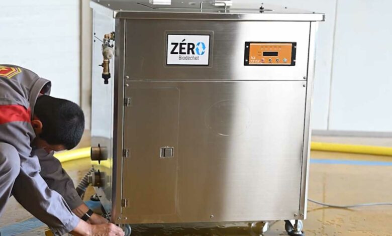 Un homme installe la machine Zero Biodéchet.