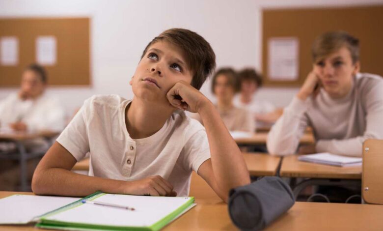 Un enfant qui n'est pas attentif en classe.