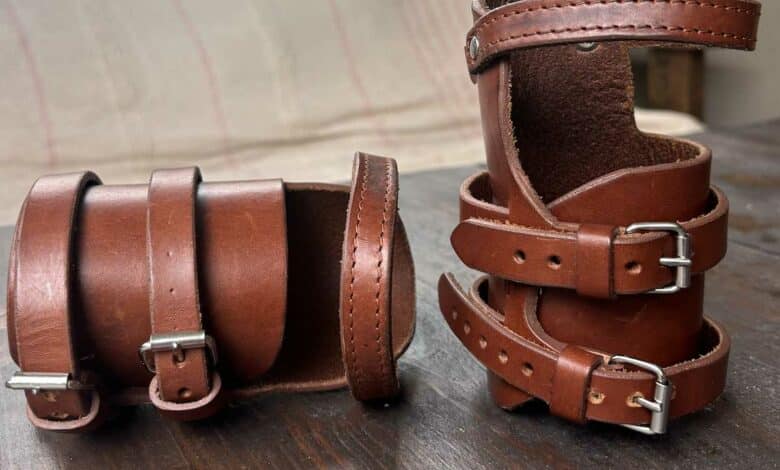 Un bracelet en cuir sur mesure.