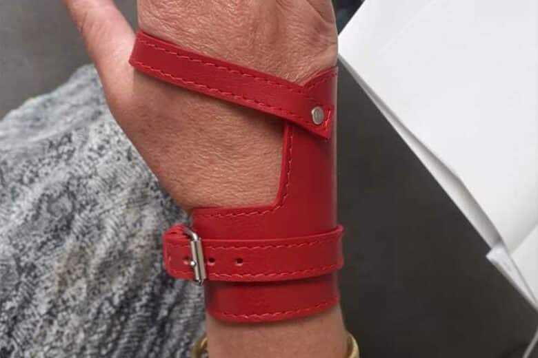 Un bracelet en cuir pour stabiliser l'articulation du poignet.