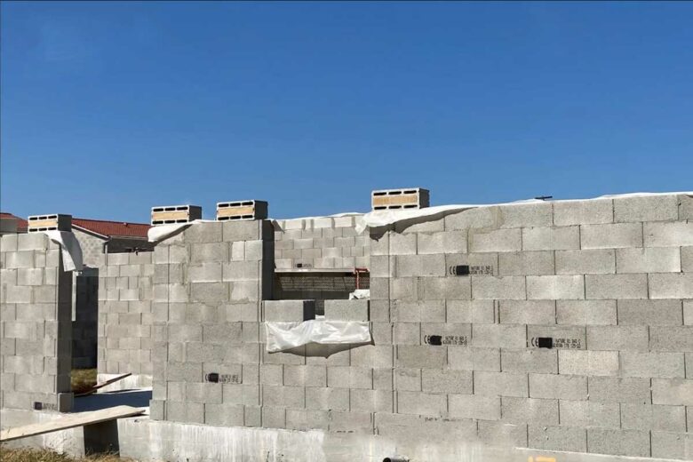 Un chantier de construction avec des blocs Natur R1.