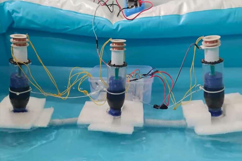 Un prototype miniature de convertisseur d'énergie houlomotrice en test dans un bassin.