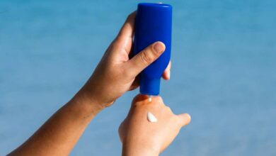 Une crème solaire appliquée sur les mains.