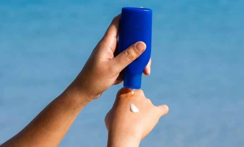Une crème solaire appliquée sur les mains.